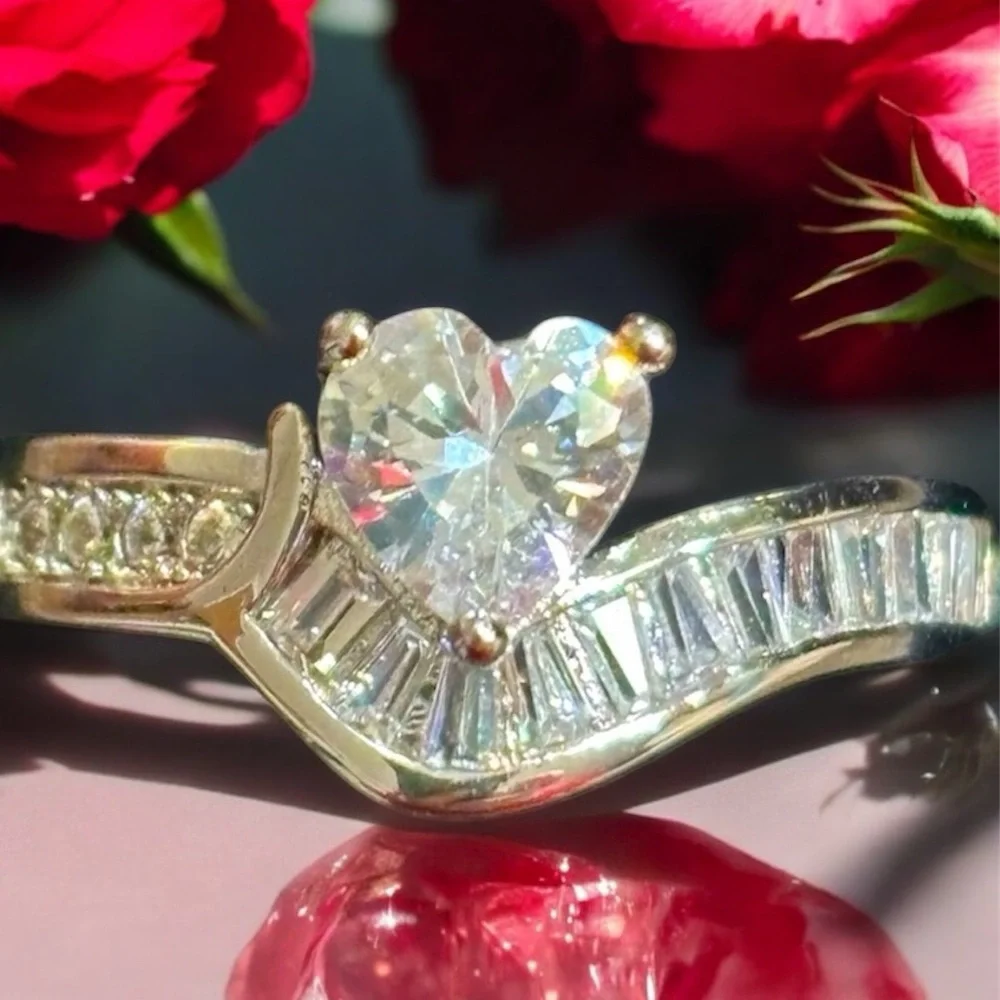 💥2/$24 or 3/$30💥 Crystal heart ring with inlaid baguettes . Sz 7. NWT
